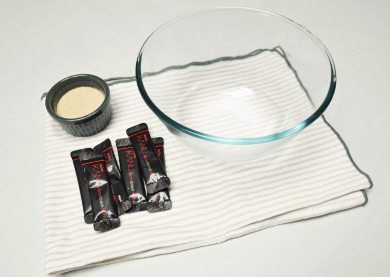 制作焦糖泡沫咖啡的材料，含咖啡粉、糖和水的准备图