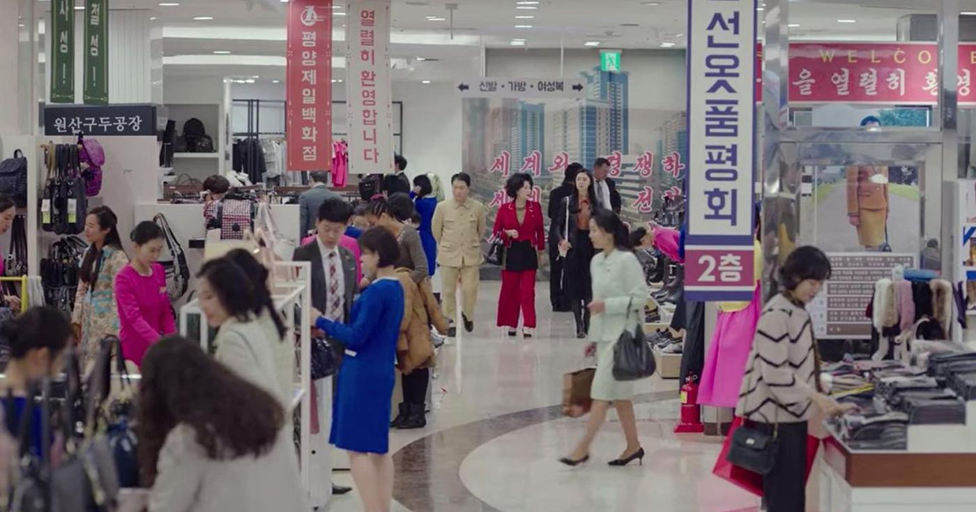 北韩百货商店内部人潮熙来攘往的景象，来源：[Creatrip]
