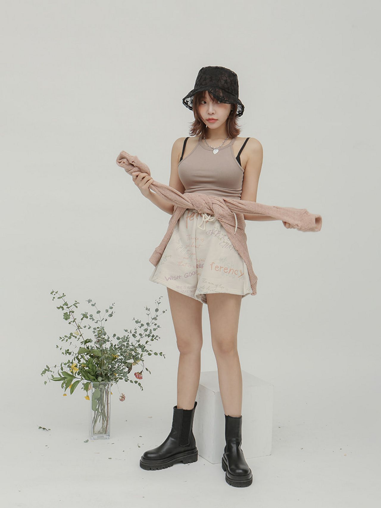 สีไหนฮอตสำหรับฤดูใบไม้ผลิ 2025? แมทช์แฟชั่นโทนสี Natural แบบสาวเกาหลีทุกสไตล์! ค้นหาแนวที่เหมาะกับตัวเอง