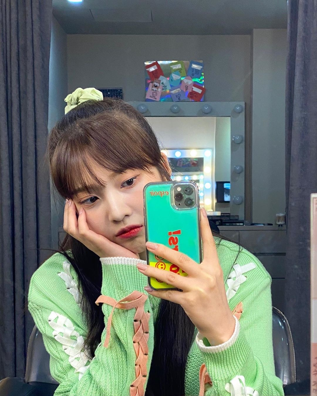 โพสแต่ท่าเดิมๆจนเพื่อนรู้มุมหมดแล้ว? รวมไอเดียโพสท่าในกระจกแบบไอดอลเกาหลี เปลี่ยนมุมให้สวยน่าค้นหามากกว่าเดิม