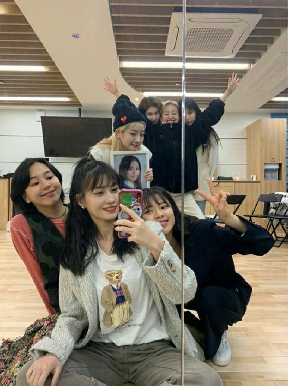 โพสแต่ท่าเดิมๆจนเพื่อนรู้มุมหมดแล้ว? รวมไอเดียโพสท่าในกระจกแบบไอดอลเกาหลี เปลี่ยนมุมให้สวยน่าค้นหามากกว่าเดิม