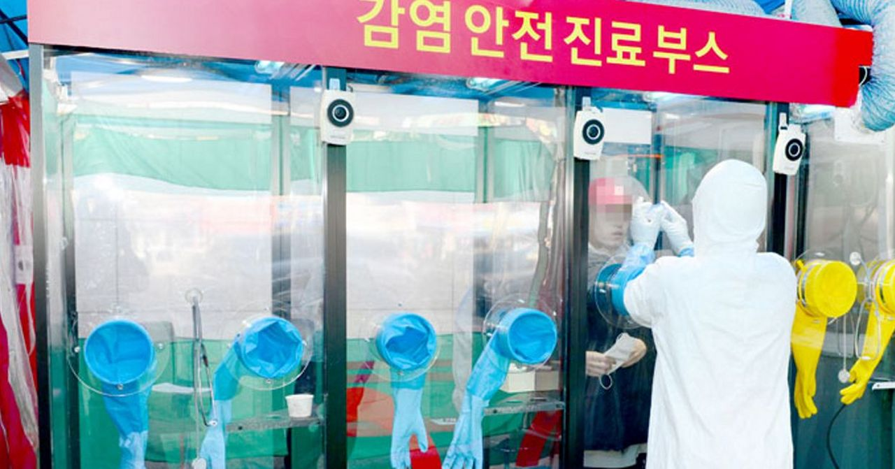 韩国一个感染安全诊疗的隔离站，设有透明罩和伸入的操作手套。