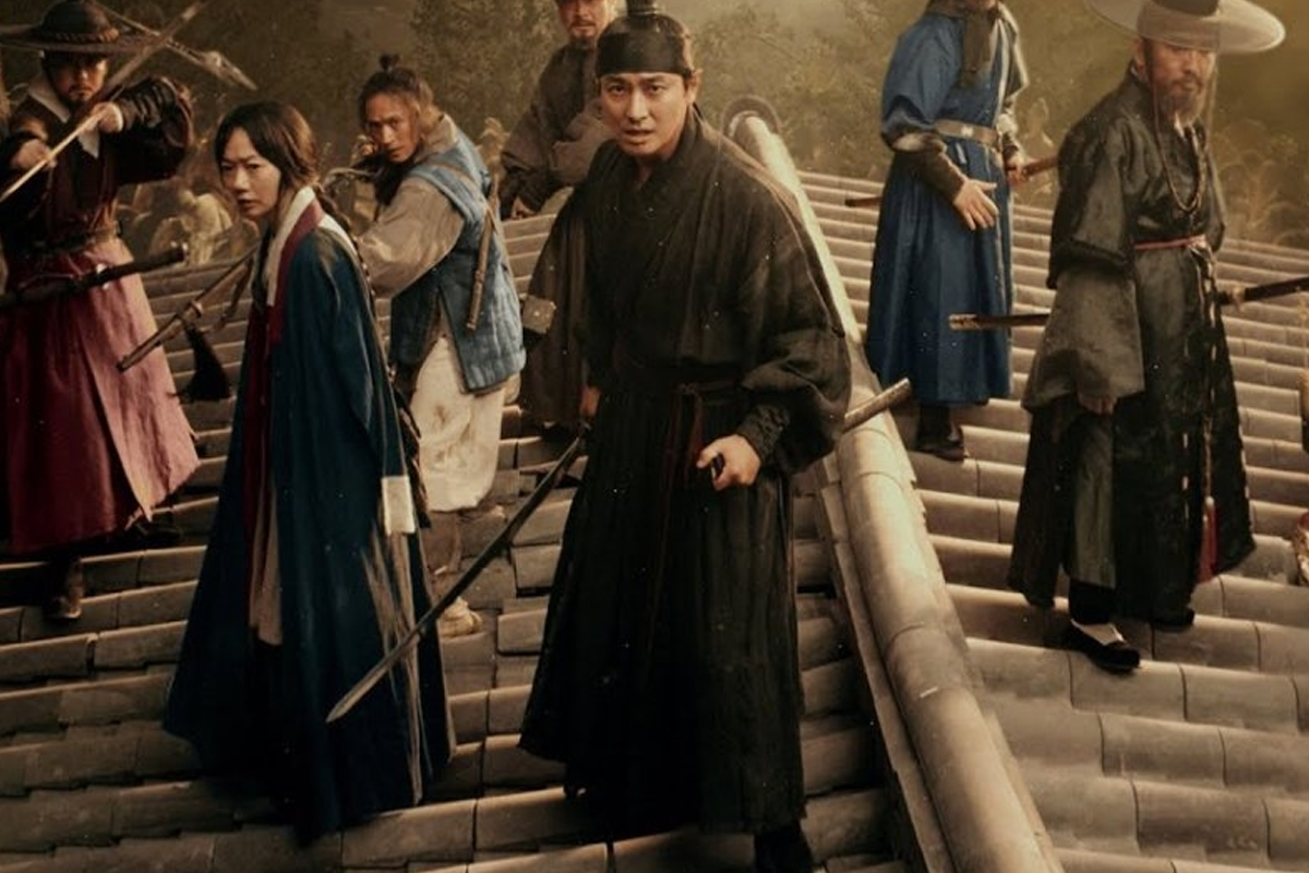 一群正在進行傳統武術表演的韓國年輕人，圖中展示了他們的服裝和動作。