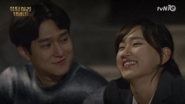 電視劇《請回答1988》的劇照，展示了一起坐著交流的兩位角色。