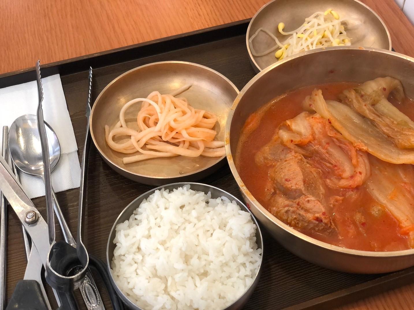 白いご飯とキムチチムを含む料理のセット、韓国料理の典型的なメニュー
