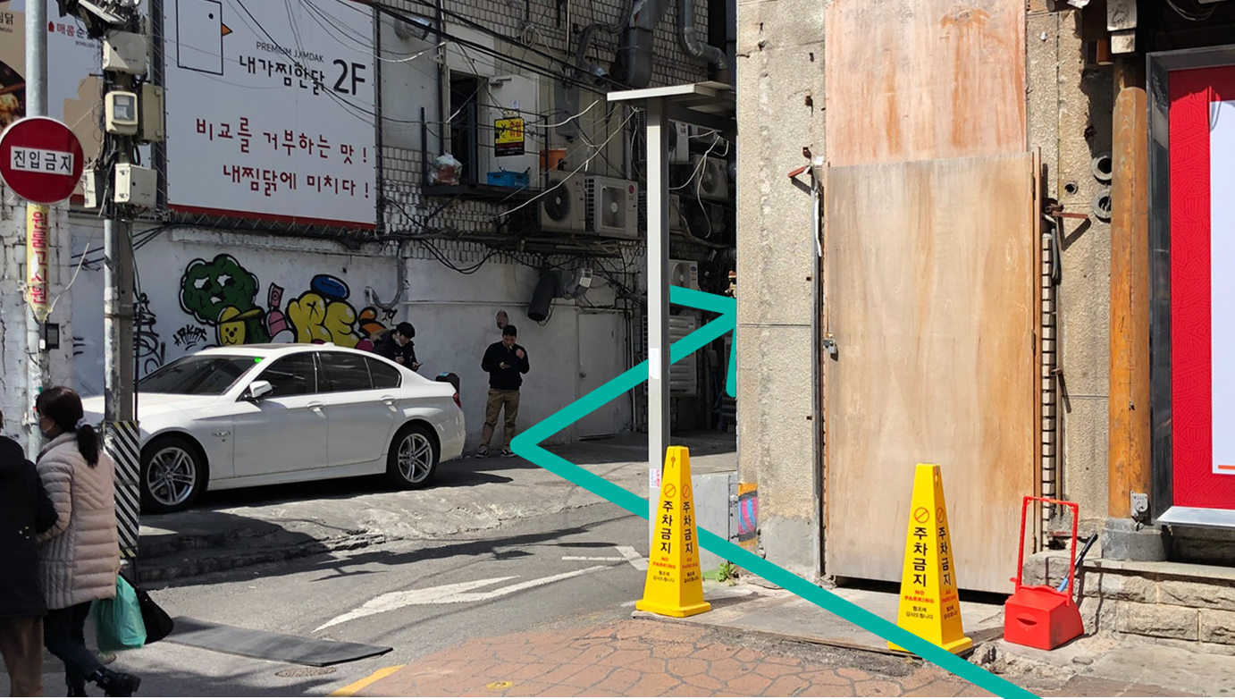 新村駅からビョルダンキムチチムへの右折する道案内を示す矢印の写真