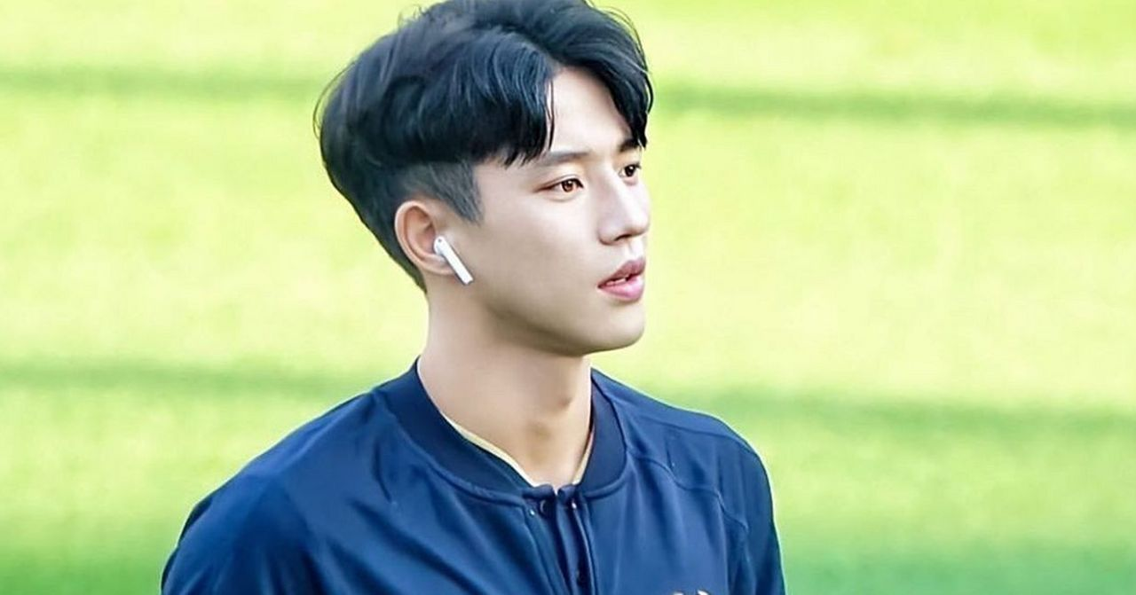 穿着运动服的韩国运动员在进行安检前的准备, 显示出运动员的日常生活和身体素质.