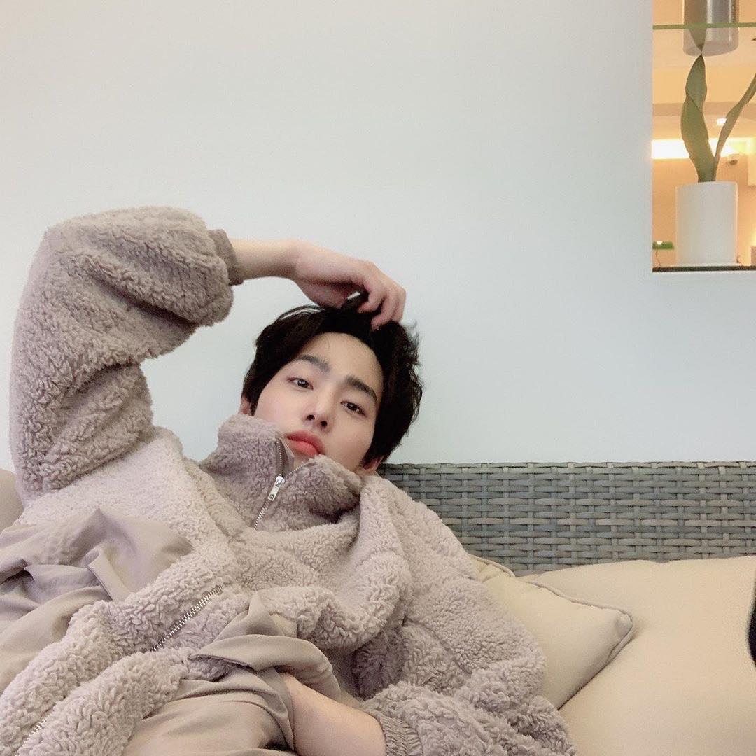 ทำใจเต้นหนักมากกับหนุ่มที่โพสต์รูปลงไอจีทีไรทำใจละลาย! 8 เซเลบริตี้เกาหลีที่สาวโหวตให้เป็น Boyfriend Material ตามไปฟอลไอจีกัน