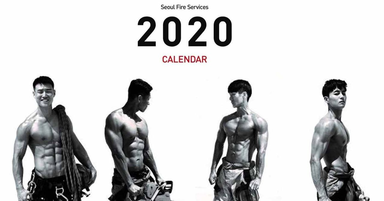 在首尔消防部门2020年日历中展示的四位肌肉健美的消防员, 显示出力量和体魄的魅力.