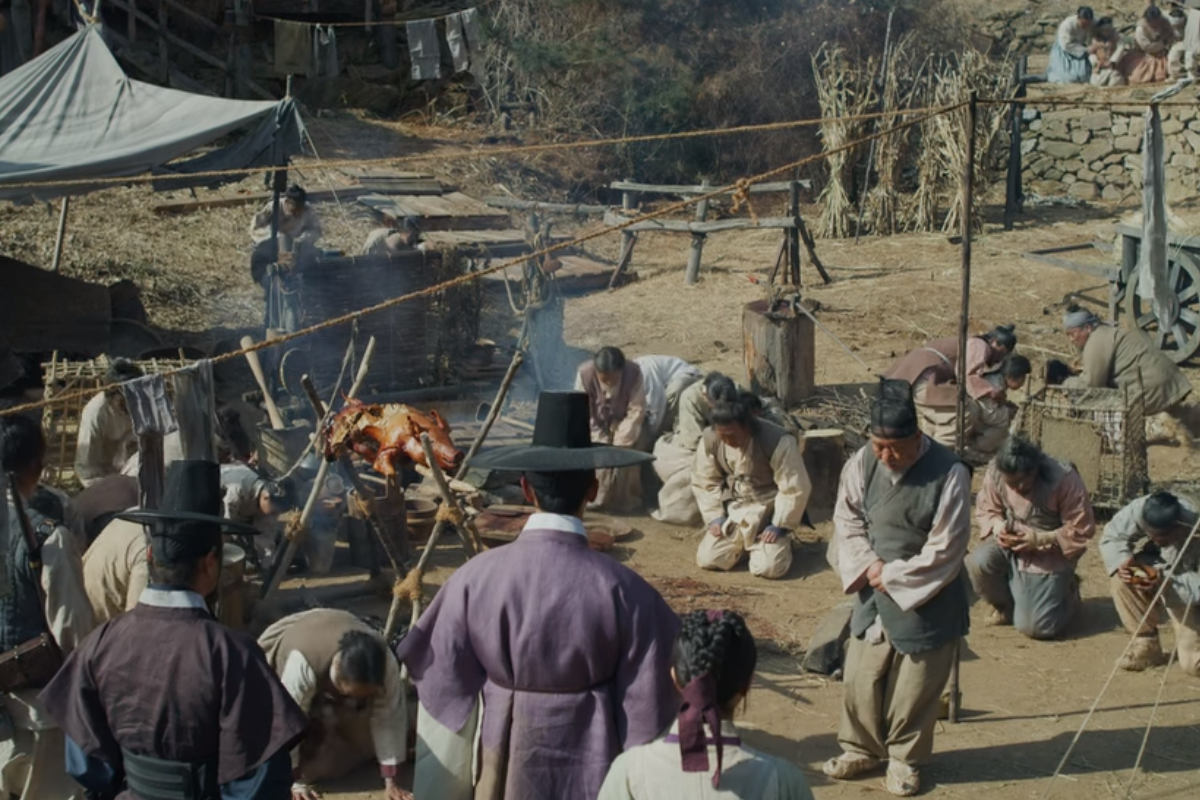 《屍戰朝鮮》的場景，展示出白丁社會階層的日常勞動與傳統服飾。