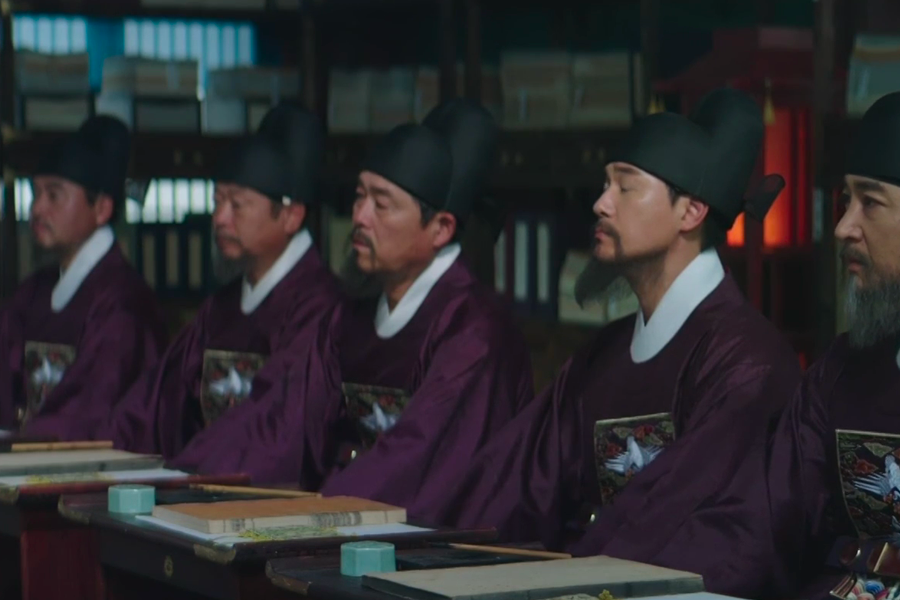 韓國古裝劇《王后傘下》中，角色穿著朝鮮時代的傳統服飾，展示出兩班階級的禮節及重要地位。