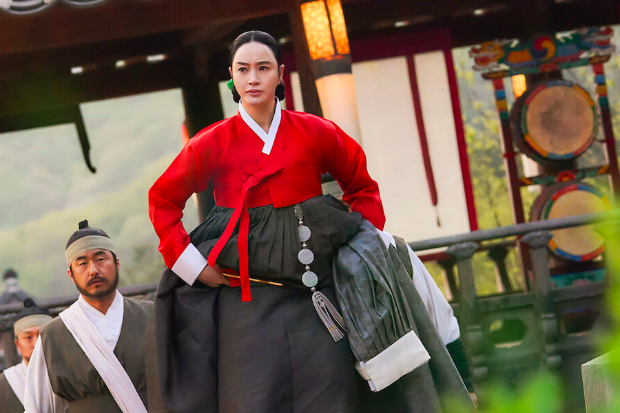 韓國古裝劇《王后傘下》中，角色穿著宮廷服裝正在表現親近高位者的場景，展示出MAMA用於尊稱的文化。