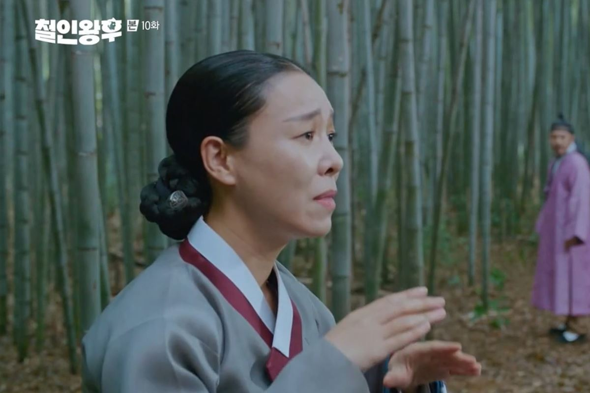 นางในในชุดฮันบกกำลังยืนอยู่ในป่าไผ่จากซีรี่ส์เกาหลี