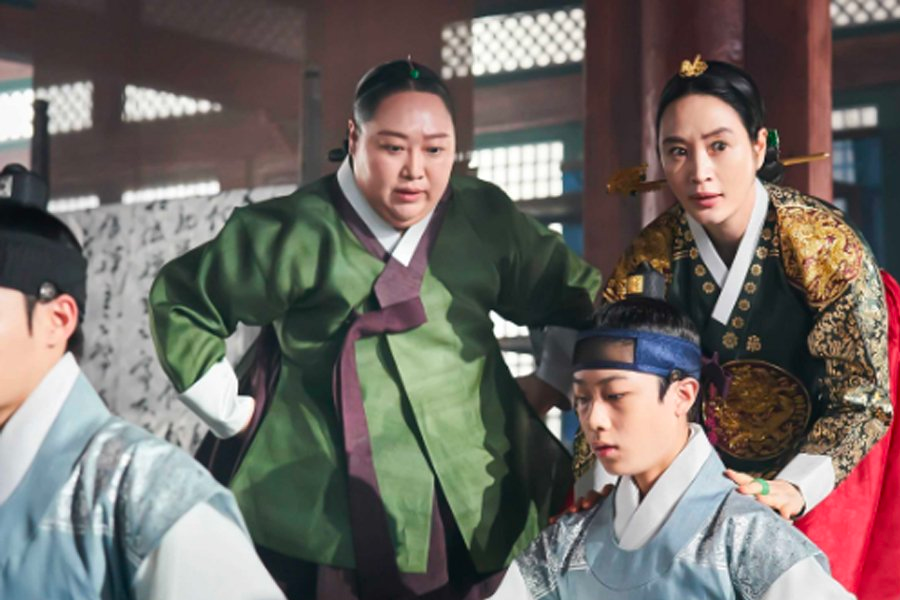 《王后傘下》的場景中，尚宮身著傳統韓服站立在宮殿中，體現朝鮮官女子的地位以及角色的重要性。