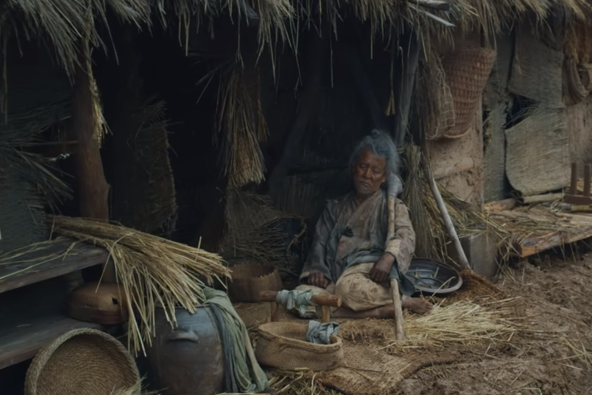 《屍戰朝鮮》中，賤民身著簡樸服裝，從事低層工作的場景，代表著韓國古裝劇中的最低階級文化。