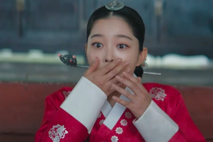 在《王后傘下》劇中呈現提調尚宮與中殿的互動，強調朝鮮尚宮在統治者生活中的角色。