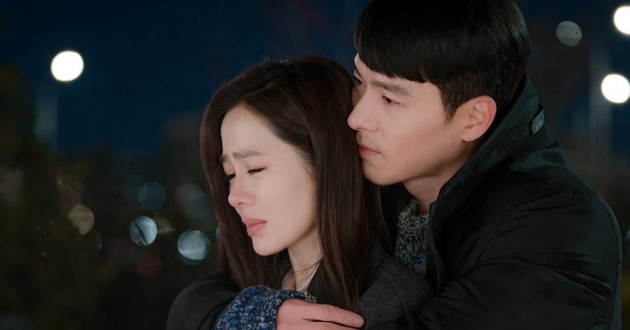 คู่รักกอดกันในฉากกลางคืนจากซีรี่ส์เกาหลี