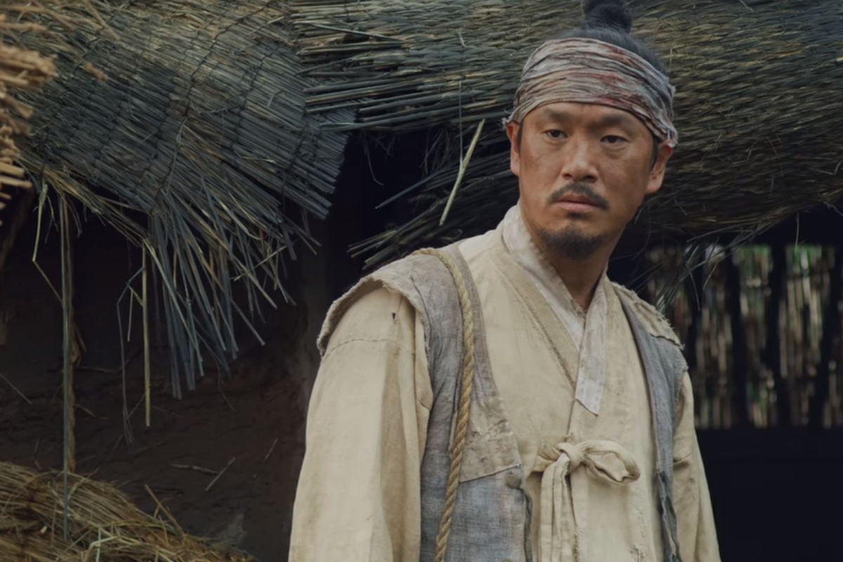 韓國古裝劇《屍戰朝鮮》中，描繪常民日常生活與穿著的場景，強調農漁民在社會中的角色。