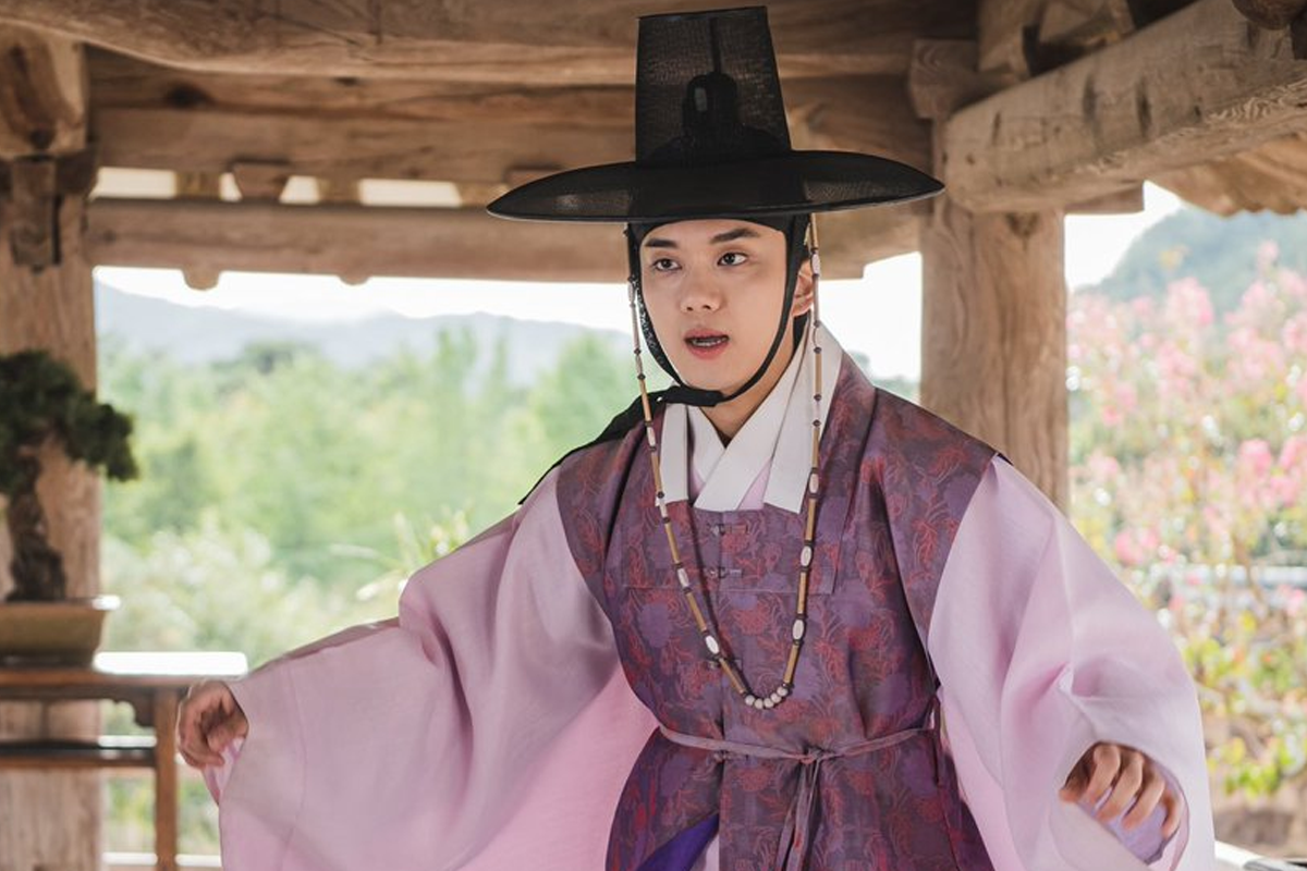 ชายในชุดฮันบกโบราณของเกาหลีอยู่ในฉากกลางแจ้งจากซีรี่ส์เกาหลี