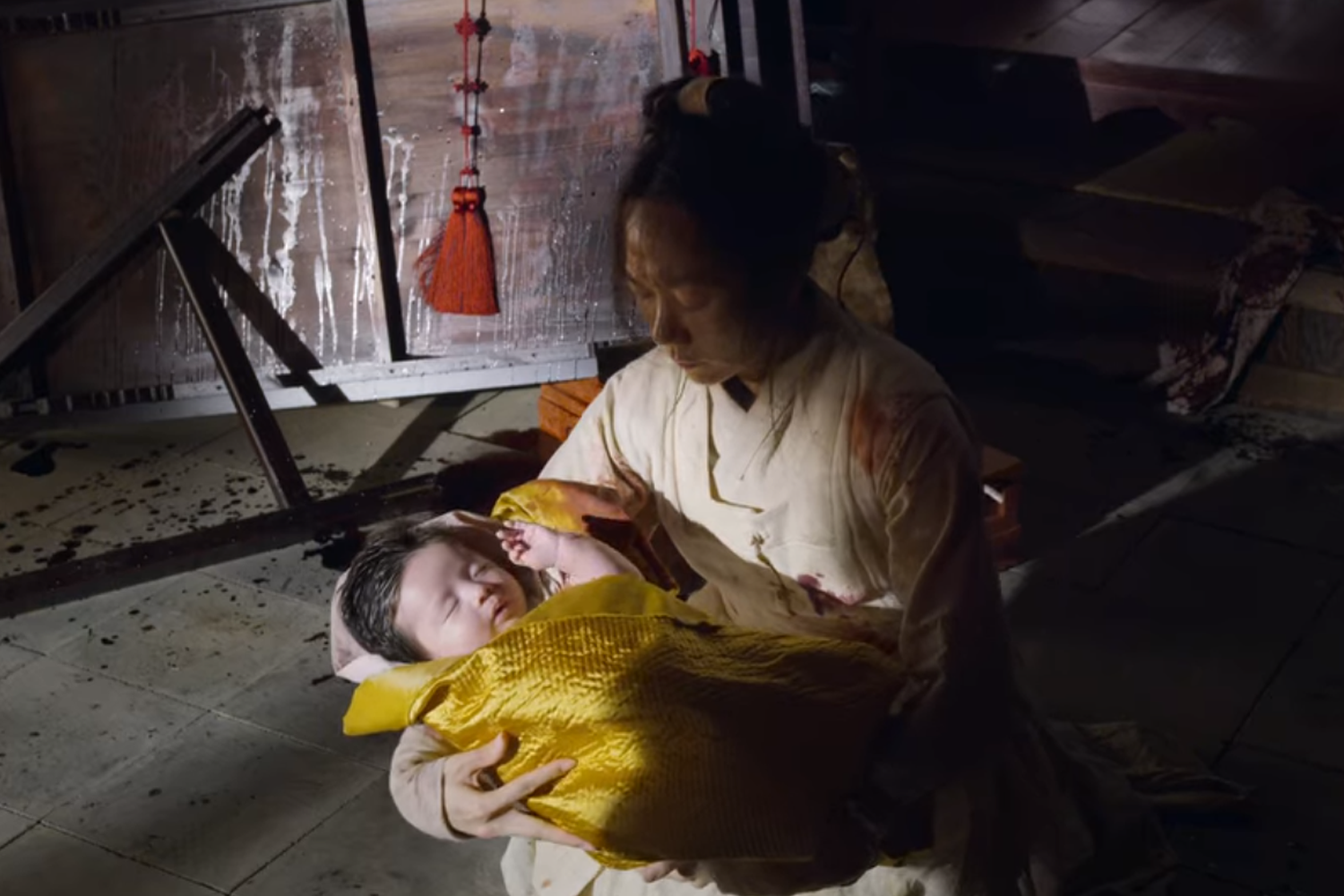 《屍戰朝鮮》中的元子,身穿傳統宮廷服飾,被抱在懷中。