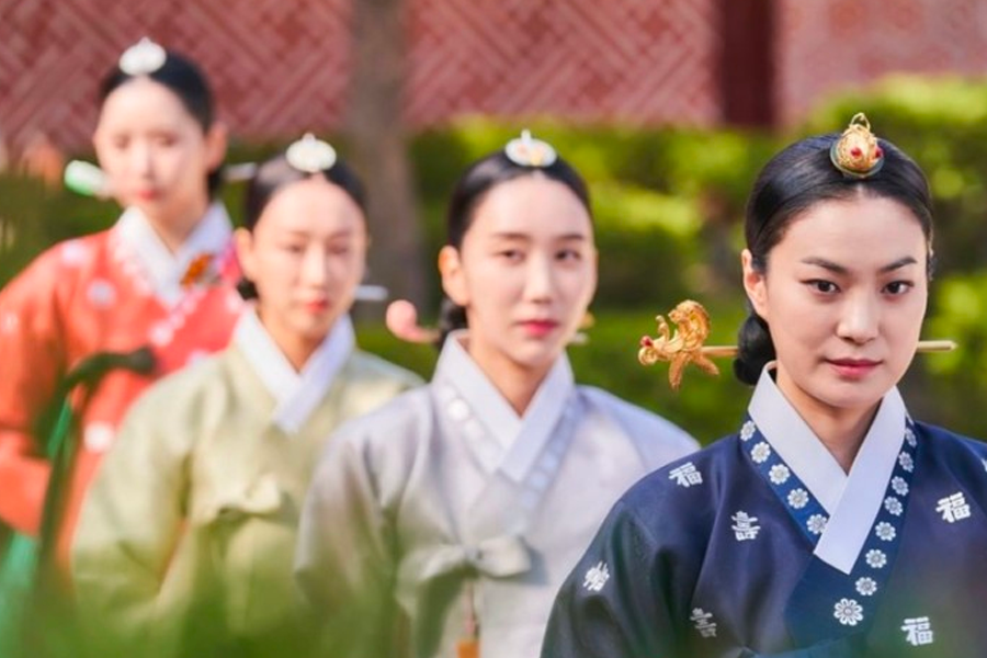 在《王后傘下》中，大妃的宮廷服飾形象，展示出韓國古裝劇中貴族女性的華麗裝扮。