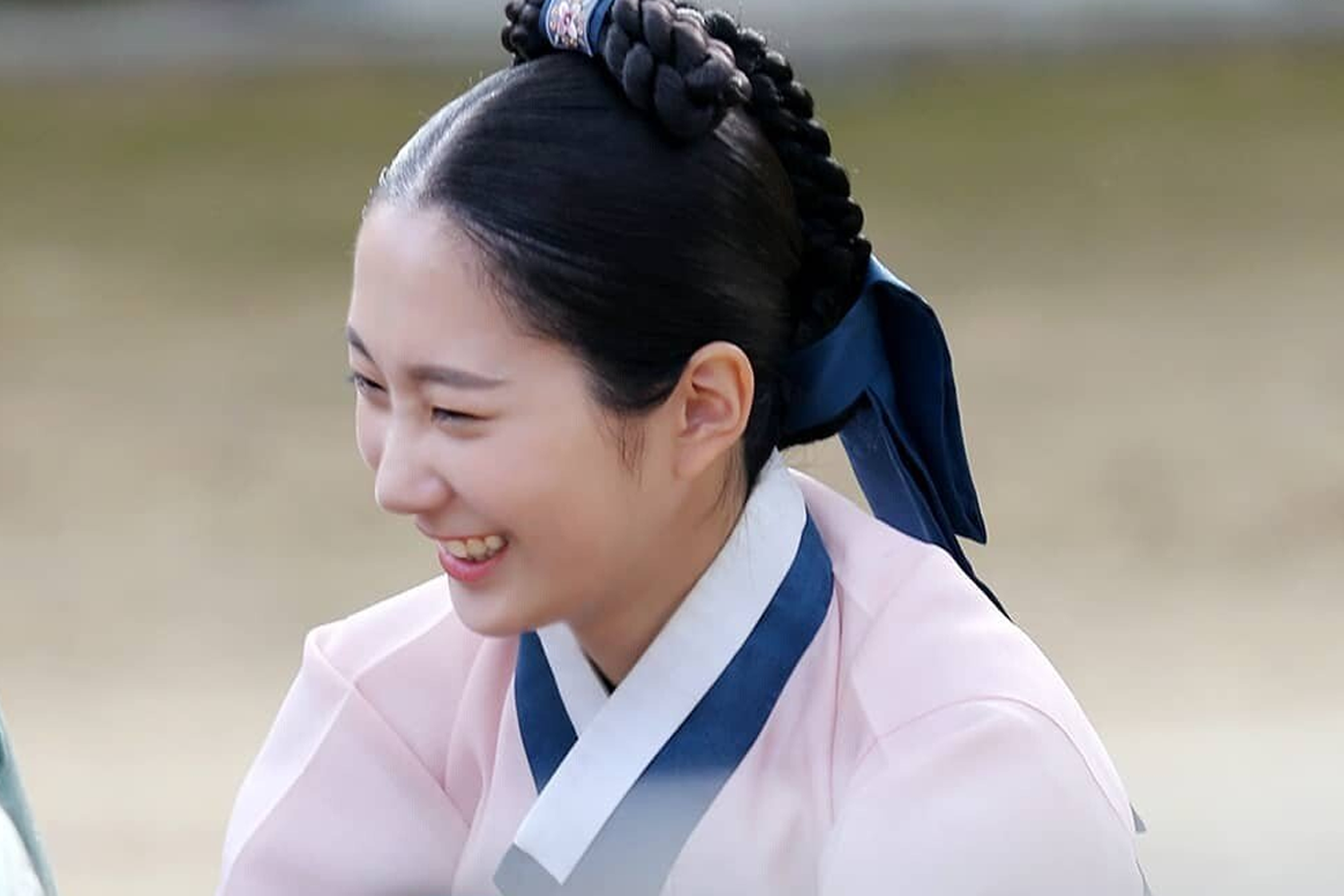 《哲仁王后》中尚宮崔尚宮站在竹林中,穿著灰色韓服。