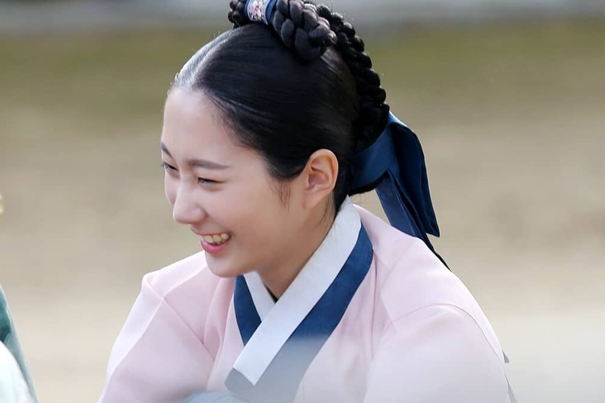 ตัวละครหญิงใส่ชุดประจำชาติเกาหลีในฉากจากซีรี่ส์เกาหลี