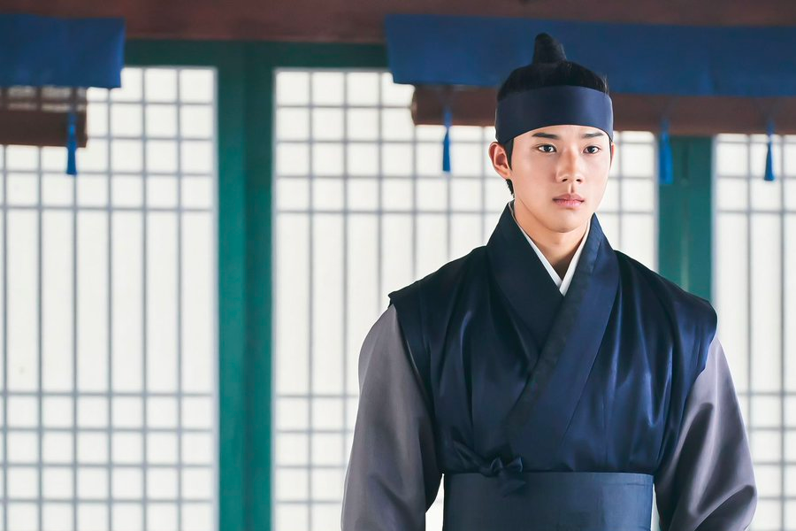 《王后傘下》中的一幕，顯示出大君與其兄弟在宮殿中的互動，體現朝鮮時代皇家子孫的生活。