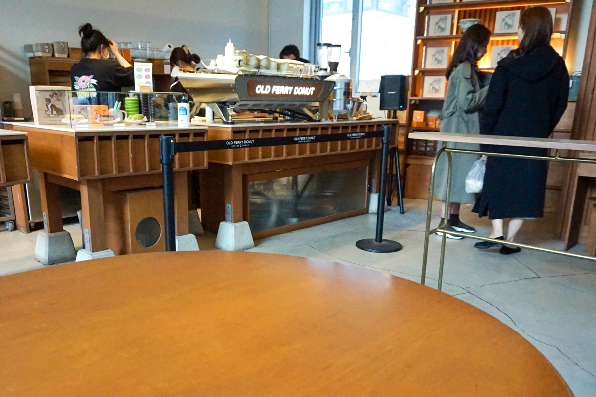 Old Ferry Donut咖啡馆内景,顾客正在排队点餐,展示了繁忙的营业气氛。