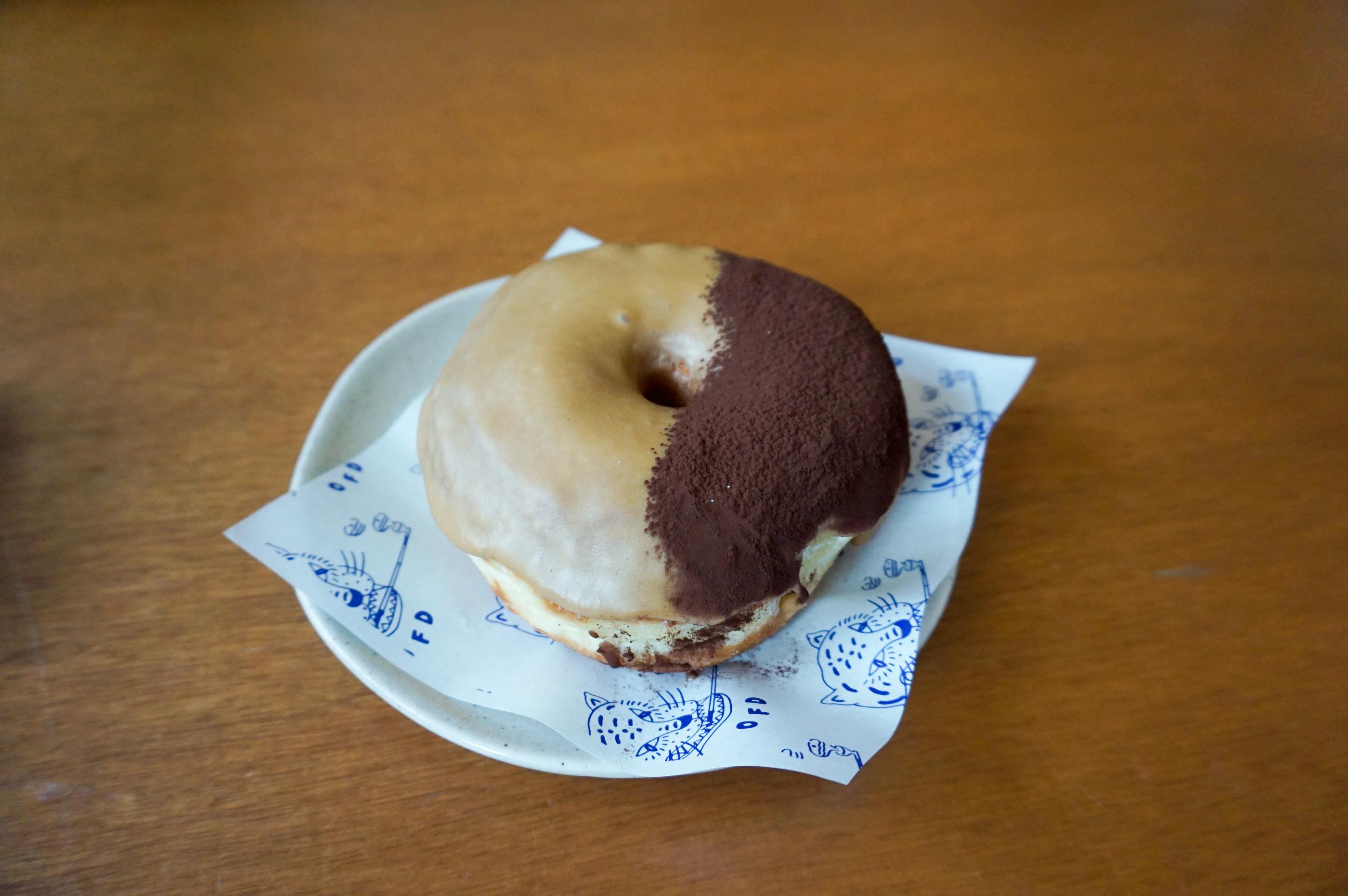 Old Ferry Donut кафены бөөрөнхий зөөлөн боов, шоколад бүрэлттэй.