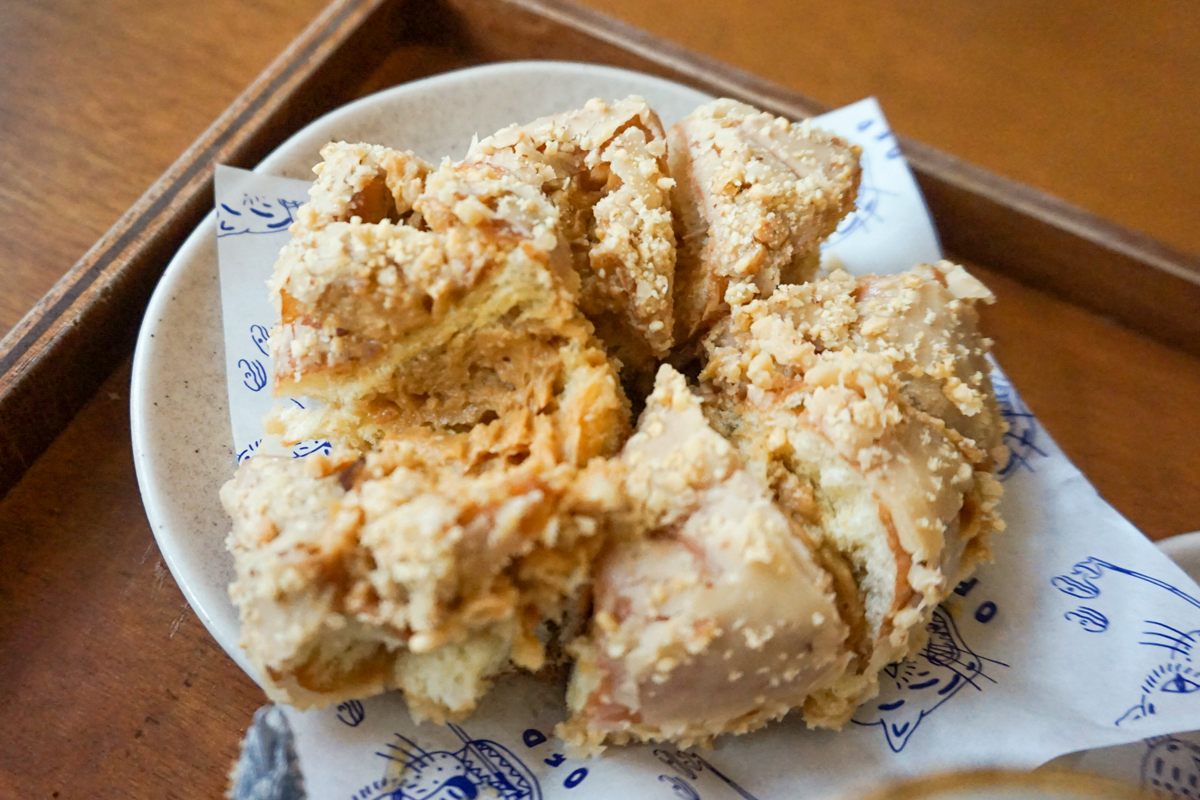 切开的花生酱甜甜圈,露出了内部的柔软面包层和夹心,展现了丰富的口感。