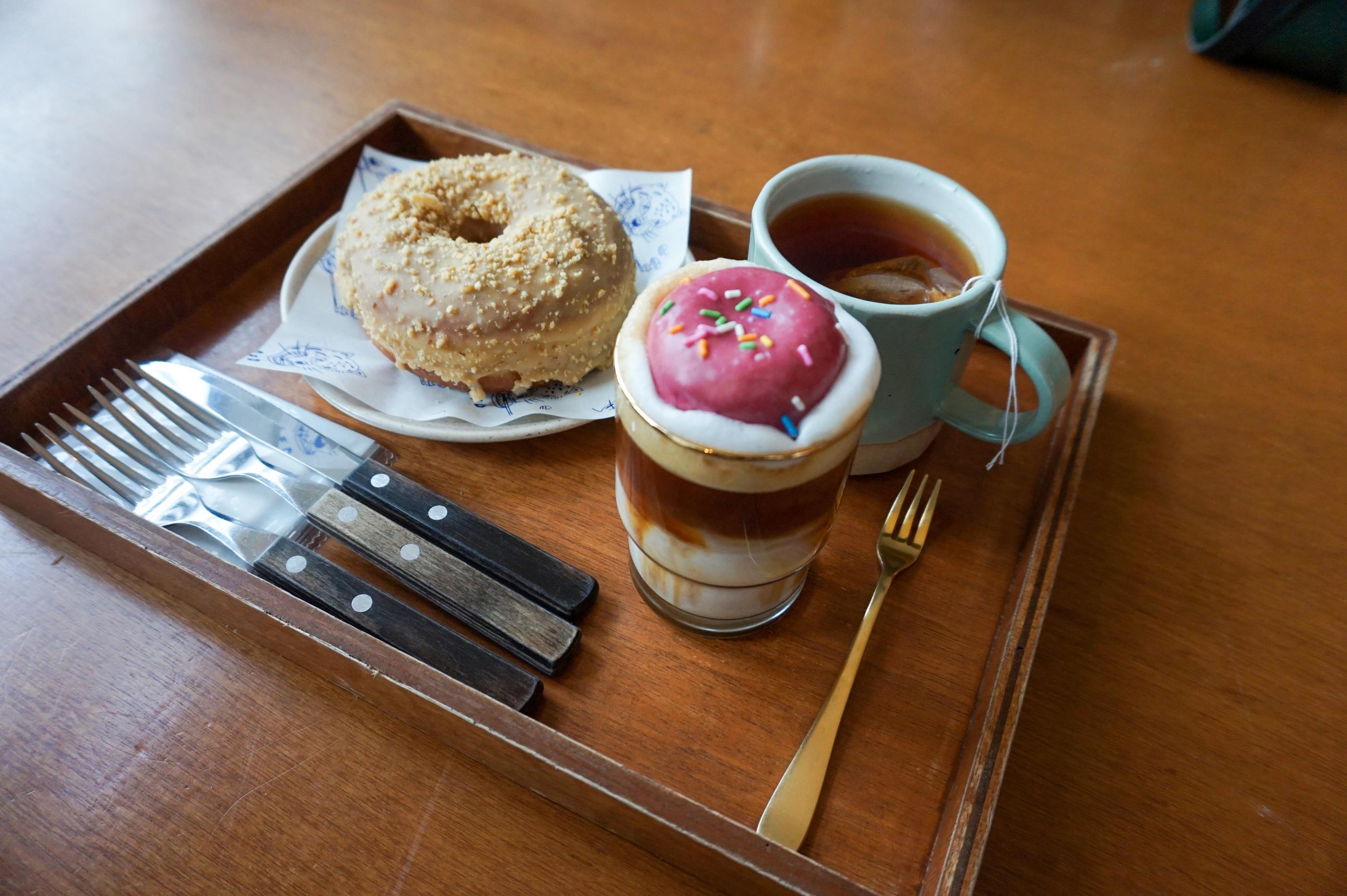 Old Ferry Donut кафен дахь нарийн боов, ундаа багтсан дээд зэрэглэлийн оройн калета цайг харуулсан зураг.