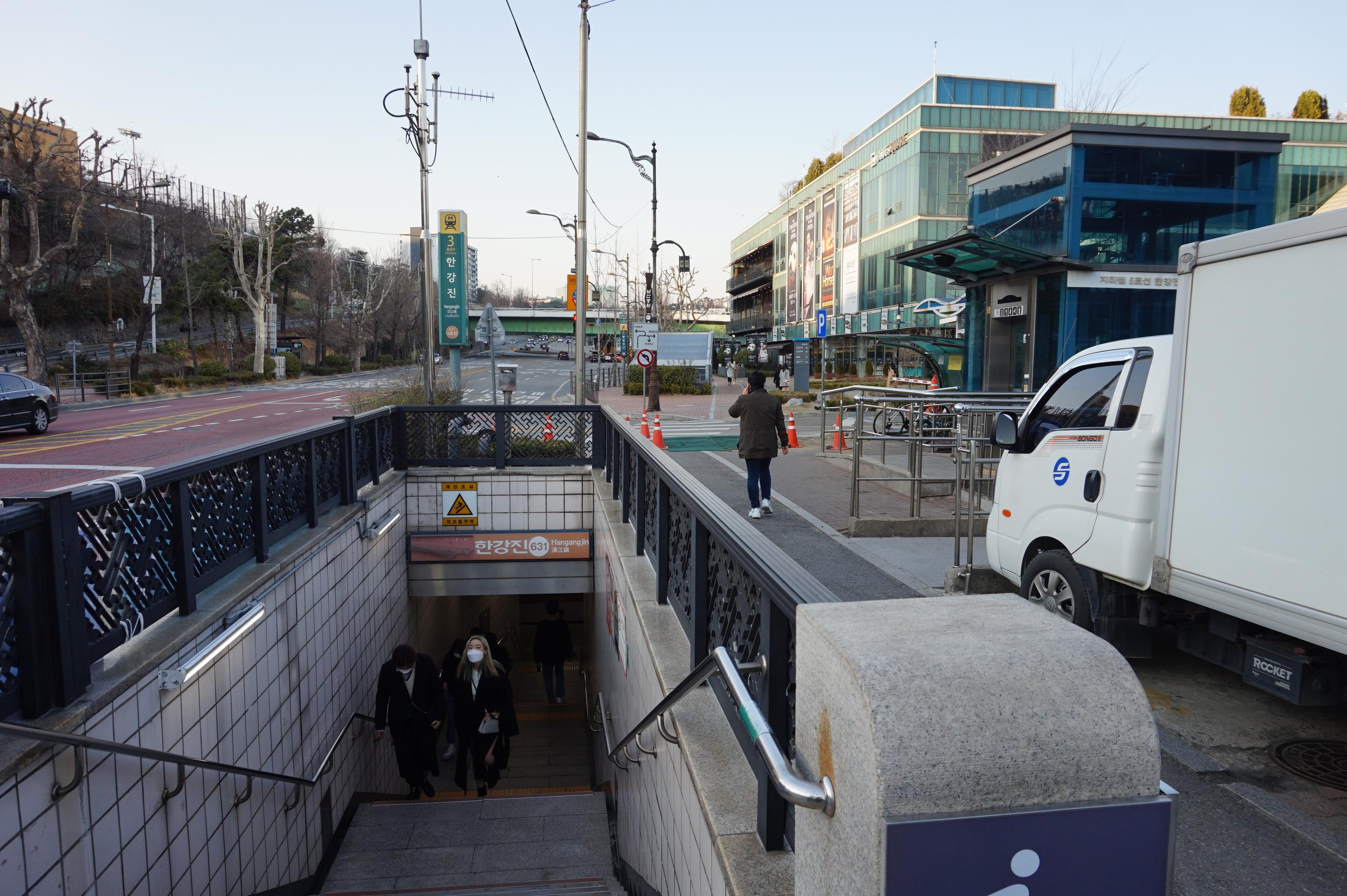 イテウォンカフェ、オールドフェリードーナッツ、Old Ferry Donut、オシャレなカフェ、可愛いカフェ、韓国カフェ、ソウルカフェ、話題のカフェ、人気のカフェ、韓国女子に人気、インスタ映え、美味しいお店、ユニークなカフェ、韓国人気スポット、コーヒー、ティラミス、チューブラテ、最近の人気、韓国旅行、韓国観光、ソウル観光