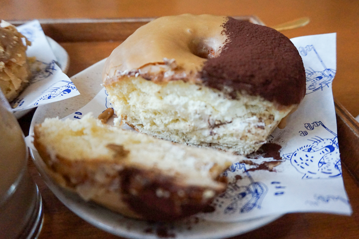 切开的提拉米苏甜甜圈,内馅中满满的马斯卡彭奶酪,呈现出丰富的口感。