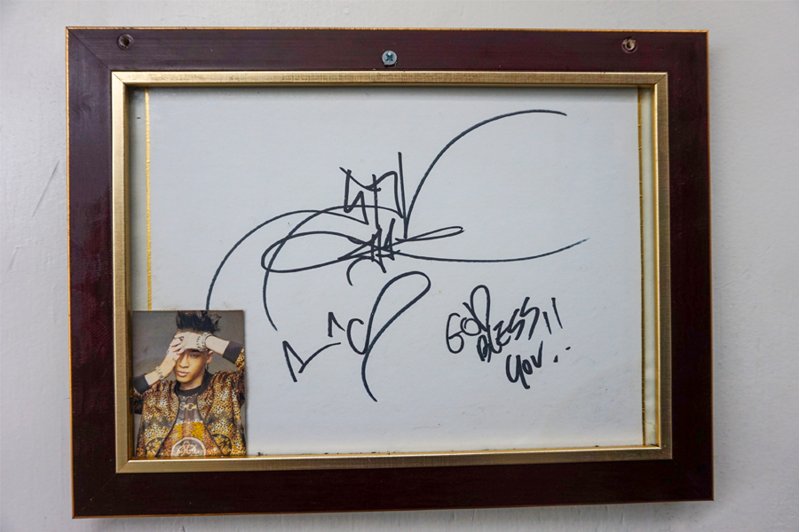 大海食堂内展示的艺人签名，吸引粉丝慕名前来用餐。