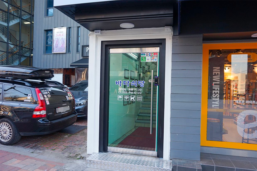 大海食堂的入口，位于韩国首尔的热门梨泰院地区，提供传统韩式部队锅美食。