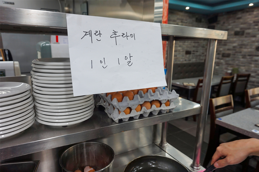 大海食堂内的一个盘子自助区，附近有鸡蛋供顾客自行烹饪。