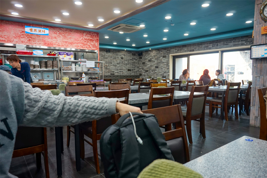 大海食堂的宽敞用餐区，装饰现代，提供舒适的用餐环境。