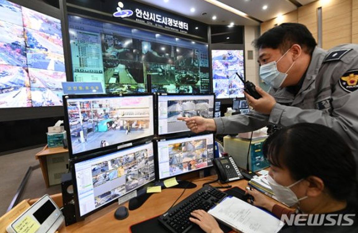 安山多視角監控中心，顯示著保安在監控多個屏幕以確保城市的安全。