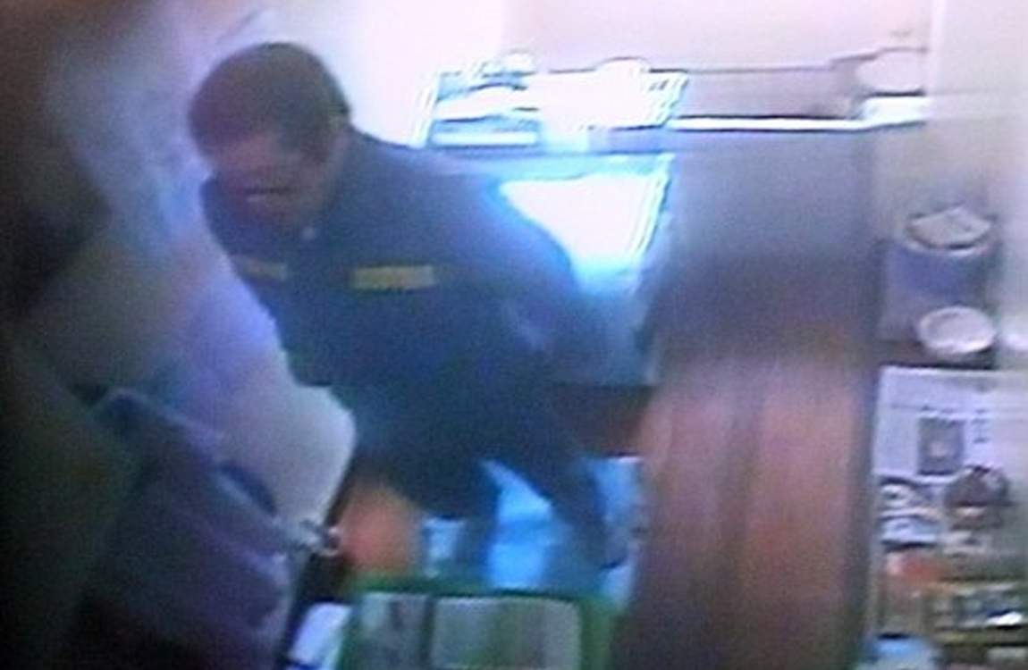 監控錄像畫面中顯示趙鬥淳在監獄中的活動。