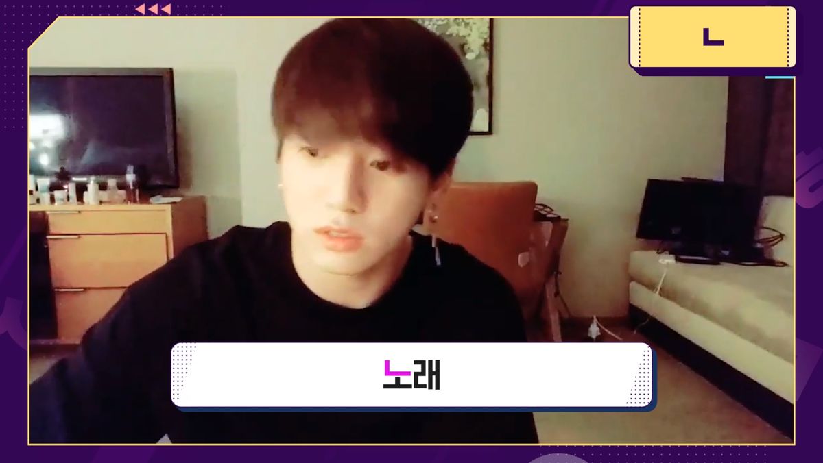 BTS成員在拍攝韓語學習影片時在房間內的自拍照