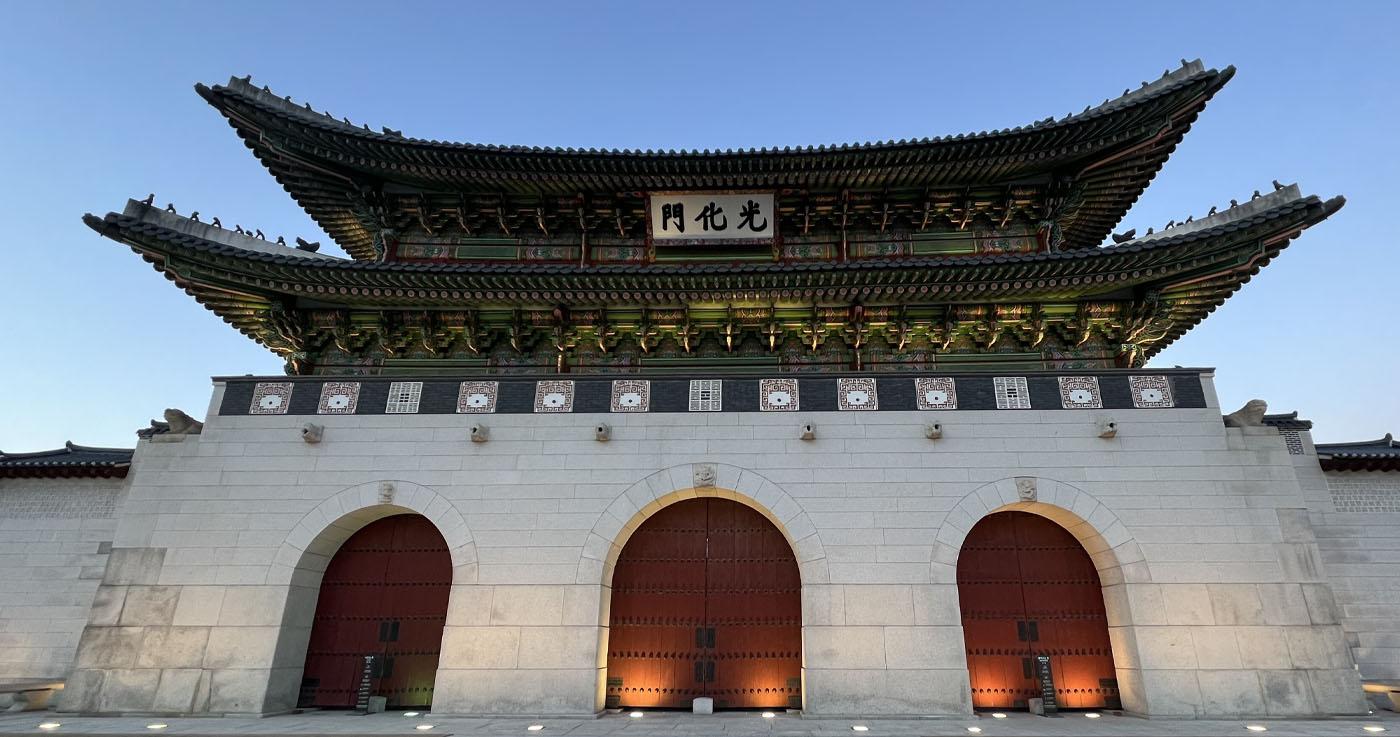 คู่มือเที่ยวย่านพระราชวังเคียงบก