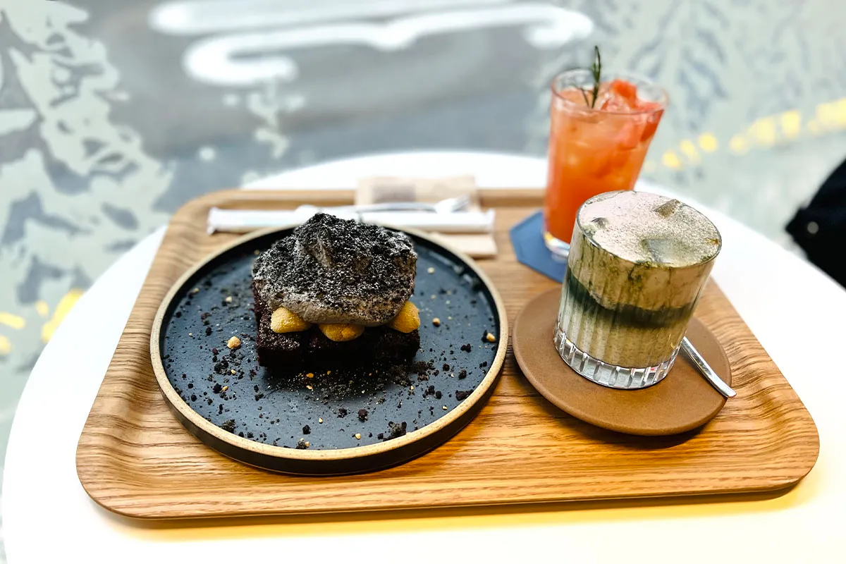 ขนมหวานและกาแฟร้อน เครื่องดื่มยอดนิยมภายในคาเฟ่ใกล้พระราชวังเคียงบก