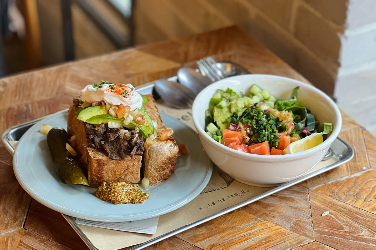 อาหารเช้าที่จัดเต็มในคาเฟ่ใจกลางย่านพระราชวังเคียงบก