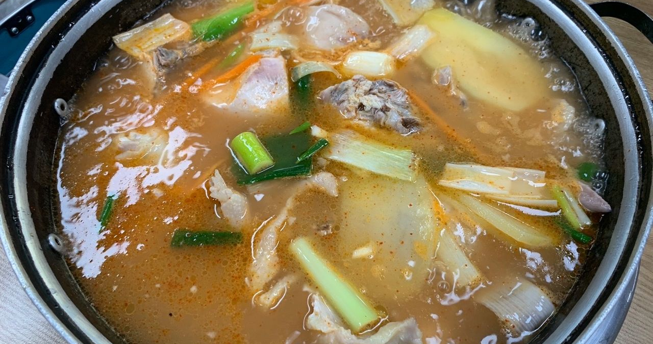 回基一隻雞，韓國火鍋，豐富湯底與蔬菜，享受滋味滿足。