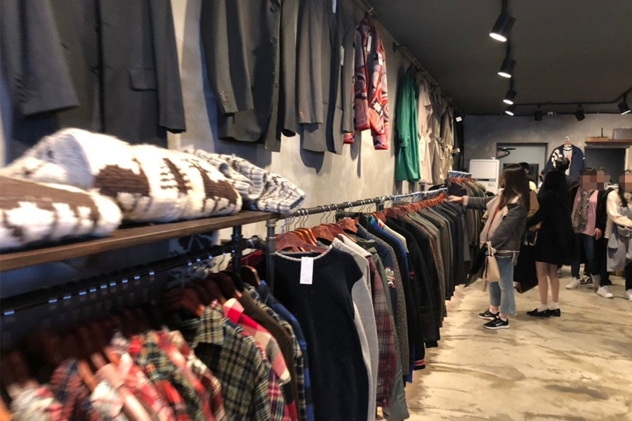 首爾南大門市場中五花八門的韓國傳統美食攤，氣氛熱鬧非凡