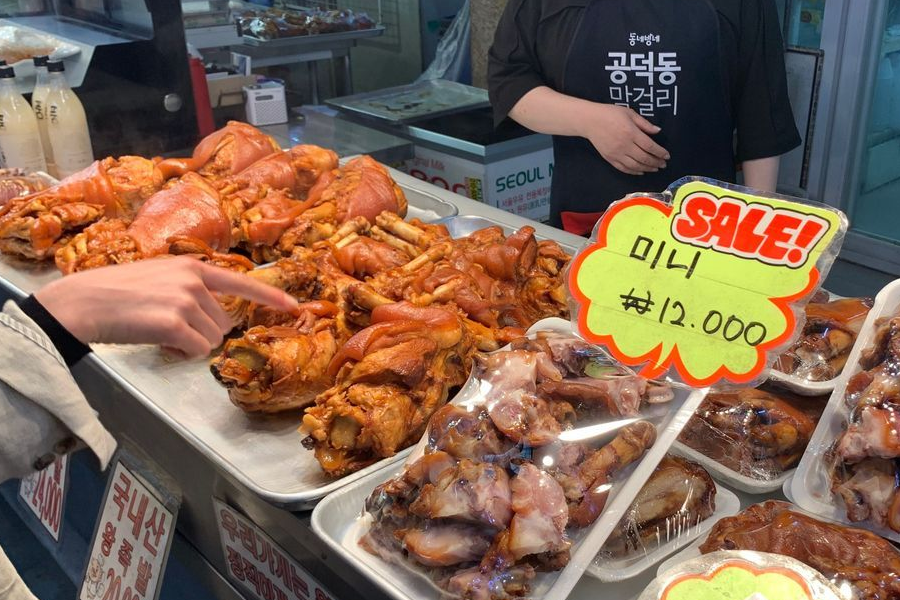 망원시장에서 다양한 종류의 한국 전통 간식을 판매하는 모습.