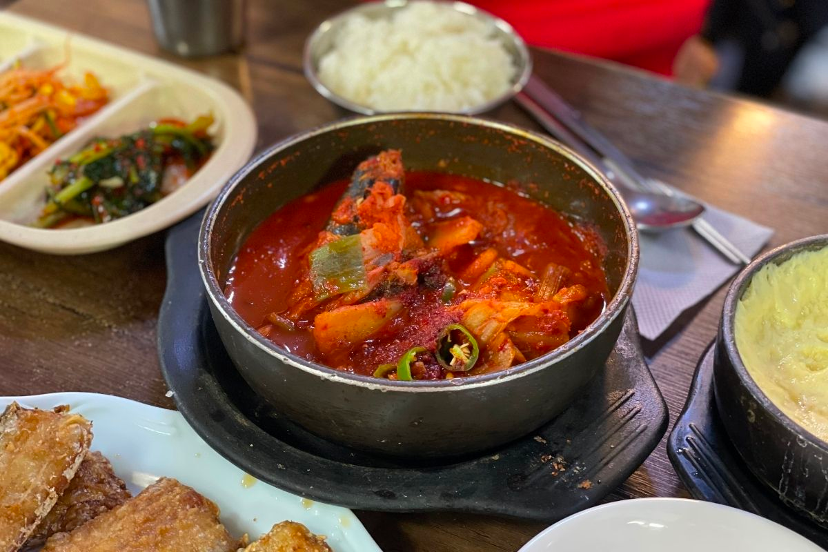 真っ赤に煮込まれたタラ鍋料理。ちりちり踊る湯気とともに温かみのあるスープ。