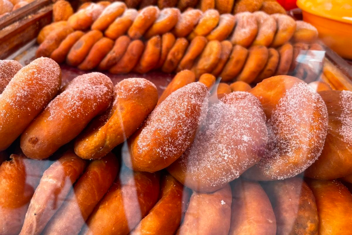 市場で販売されるサーターアンダギー風のドーナツが美しく並べられている。