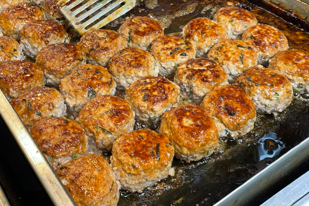 市場模樣,被推薦的當地韓國小吃正在熱火朝天的準備中